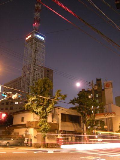 大阪タワーと満月.jpg